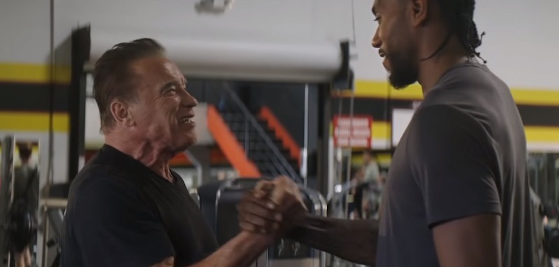 Arnold Schwarzenegger si allena in una palestra di Los Angeles e incontra Kawhi Leonard