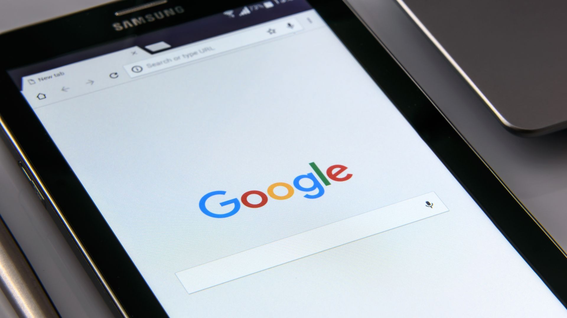 Un tablet Samsung con la home di Google aperta e il campo di ricerca al centro dello schermo