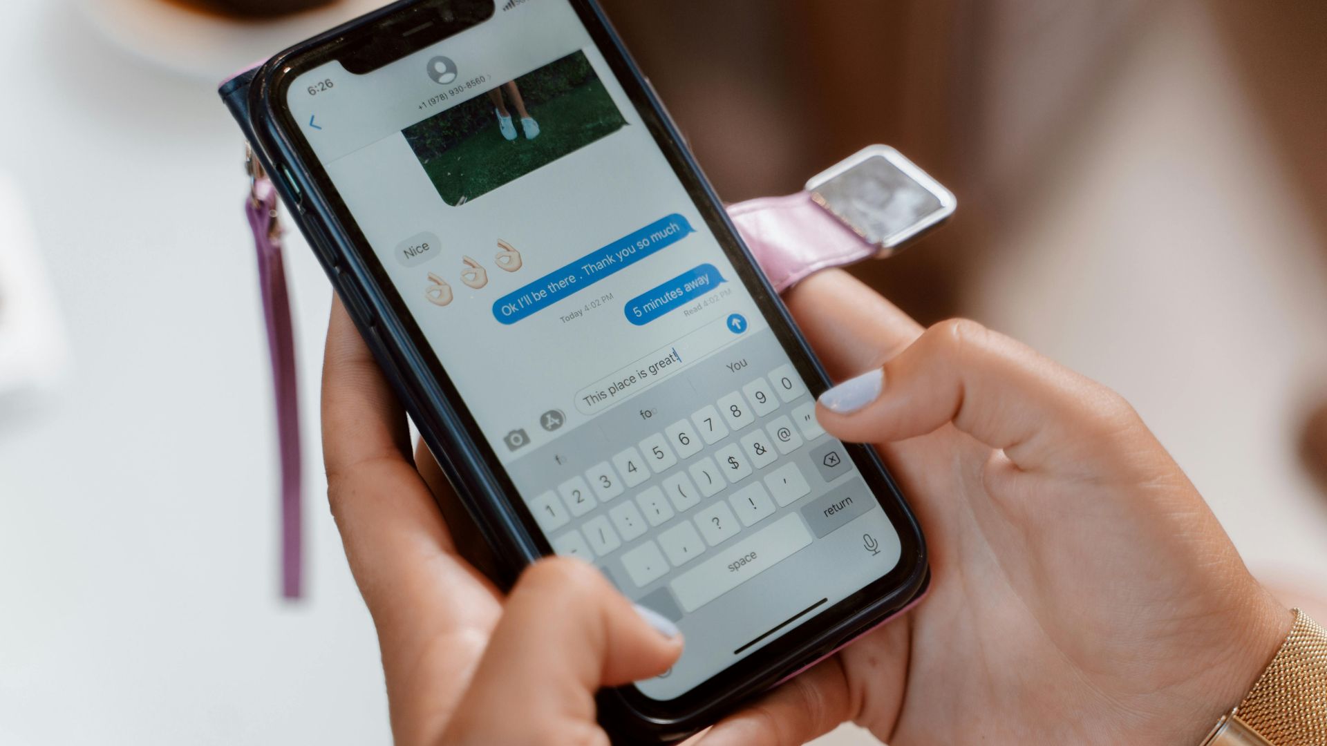 Una conversazione di messaggi aperta sullo smartphone, con la tastiera pronta a rispondere