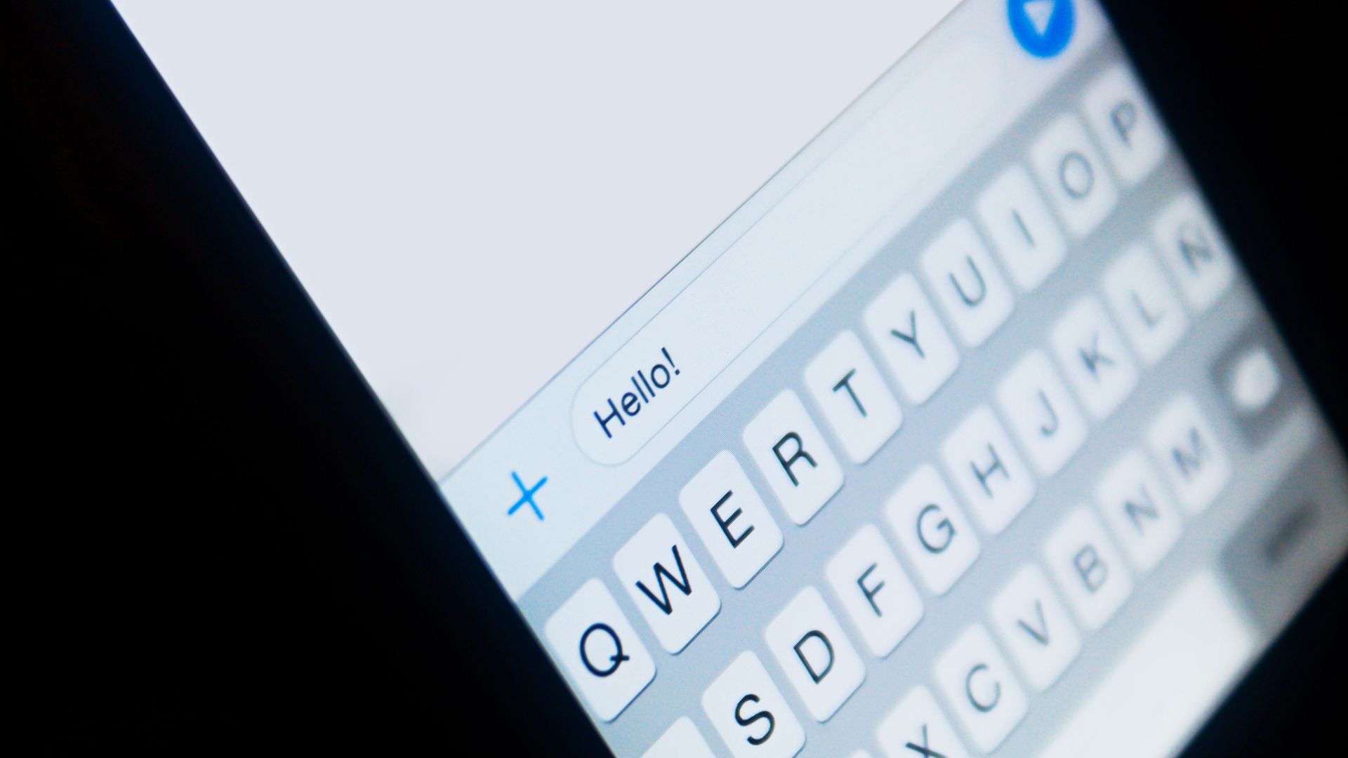 La tastiera di uno smartphone con la scritta «Hello!» nel campo di testo: il primo messaggio a un assistente